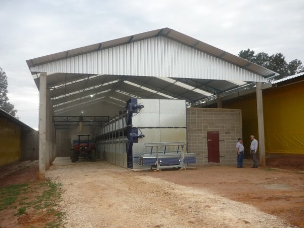 Sistema de secado de estiércol avícola en Brasil.